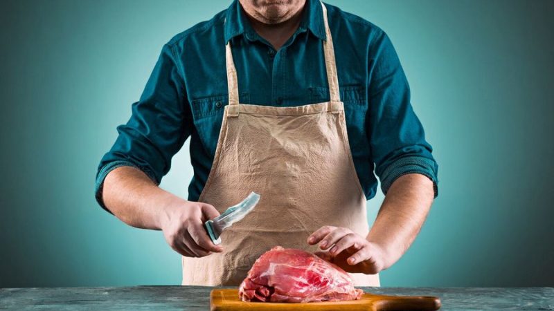 A faca de churrasqueiro é crucial na experiência culinária e no resultado final do churrasco.